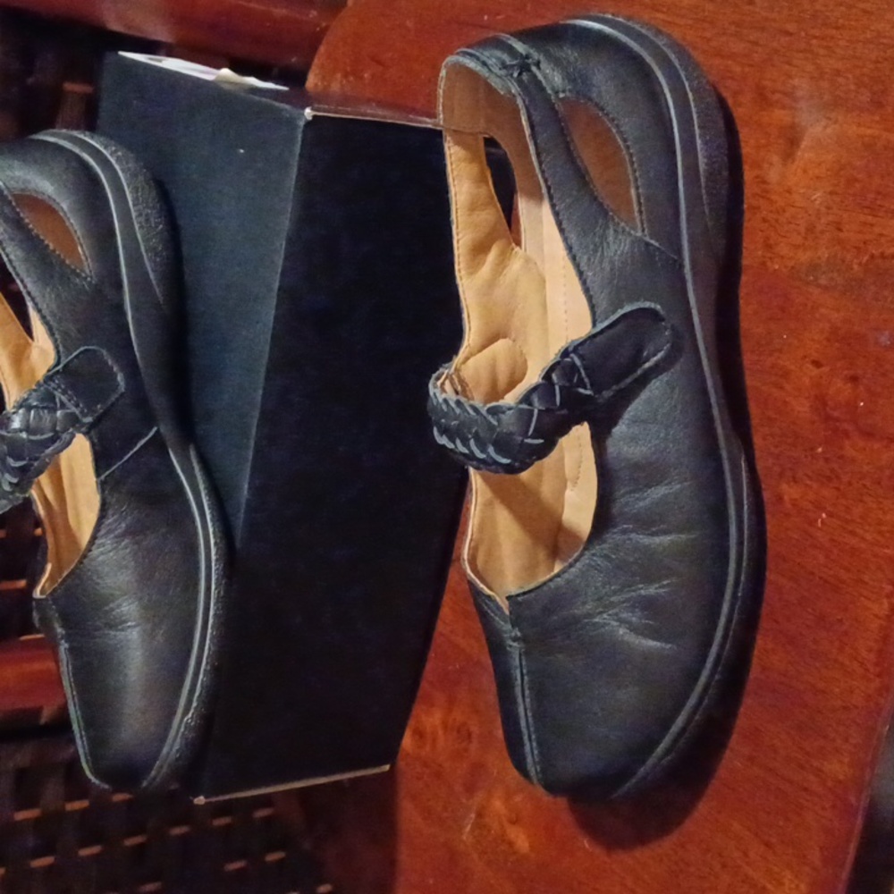 HOTTER brand Mary JaneLike New. No Wear on Soles! Size 9 Black
